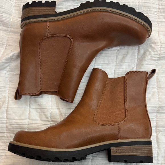 Universal Threads Chelsea Boot Lot - Picture 3 of 6